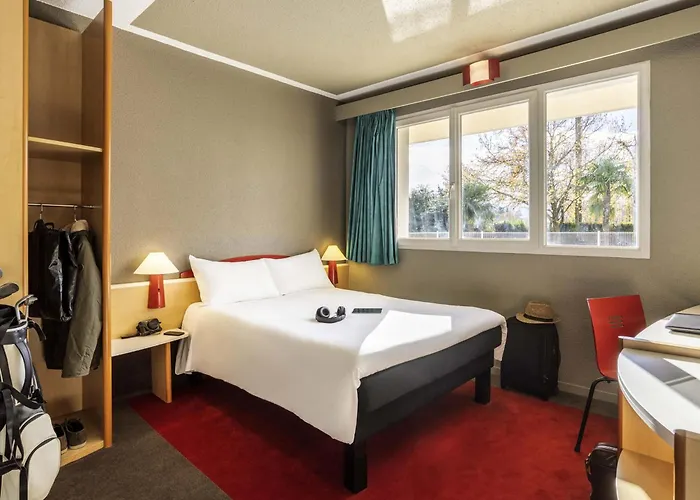 Ibis Tarbes Отель Odos